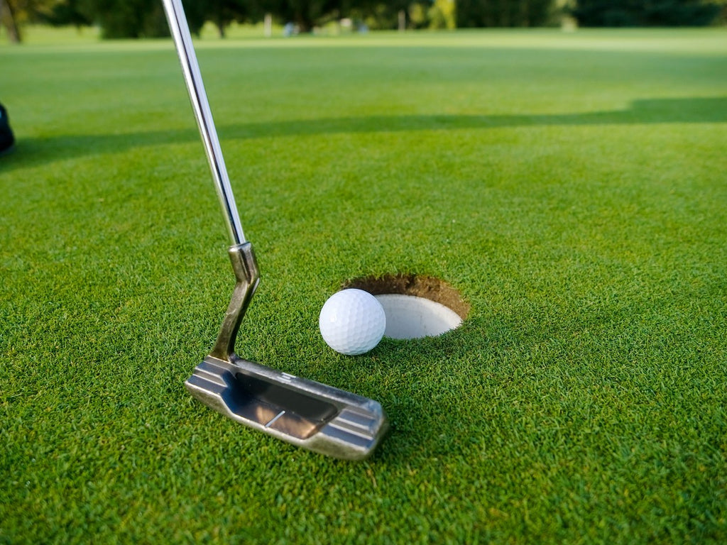 golf-putter-on-putting-green