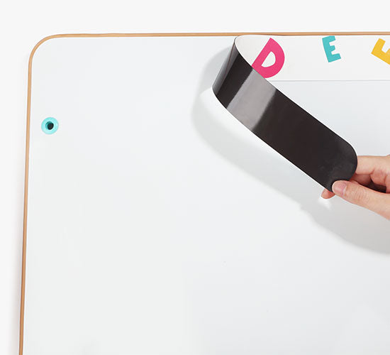 Art table with chalkboard and dry erase board - El imán utilizado para sujetar el cuadro