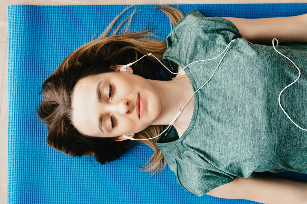 A woman lying down to meditate