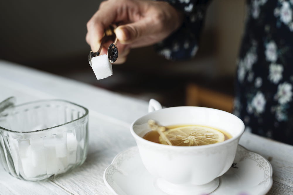 Tee kann mit Süßstoff statt Zucker gesüßt werden.