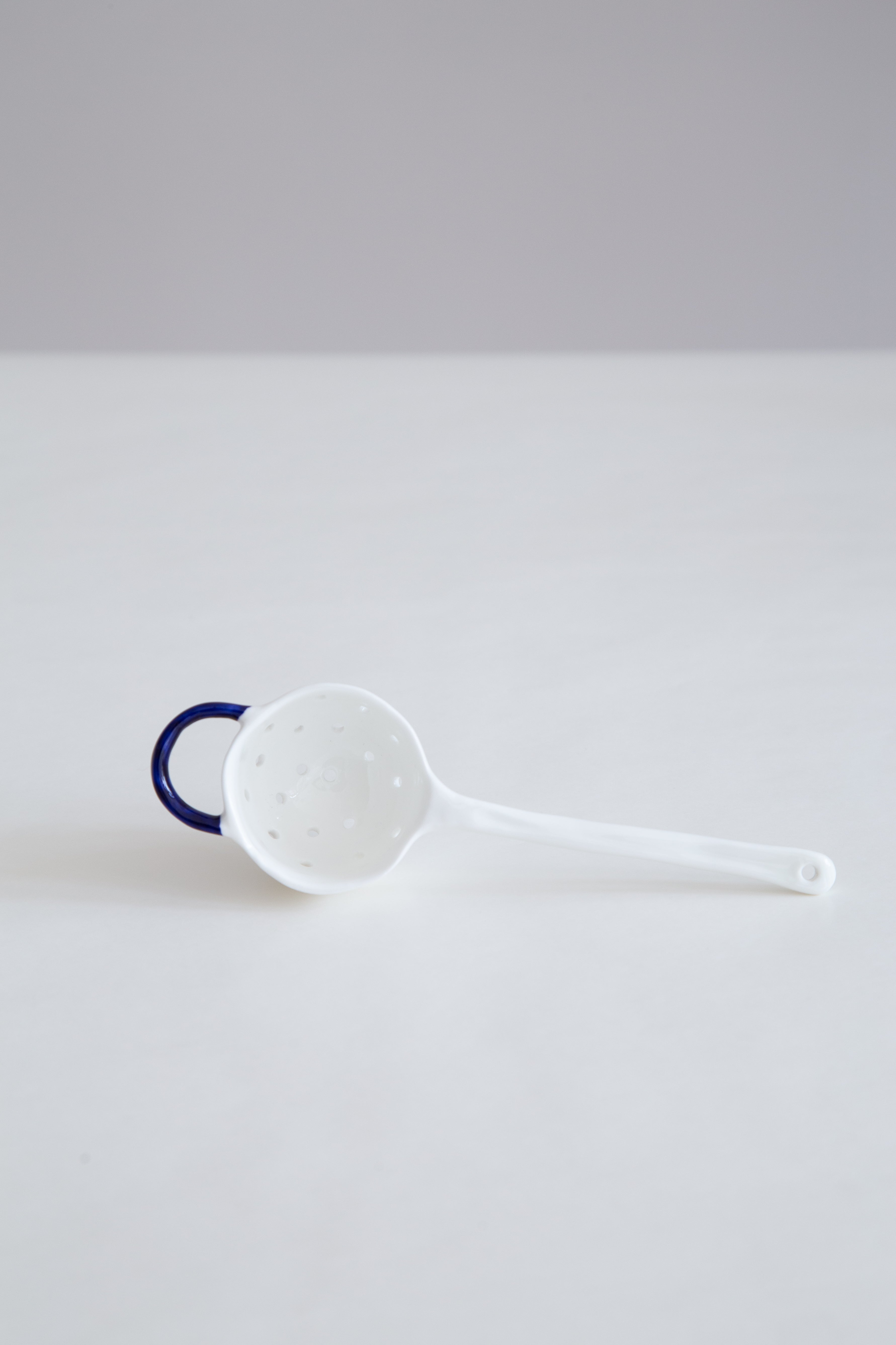Feldspar Tea Strainer in White and Cobalt