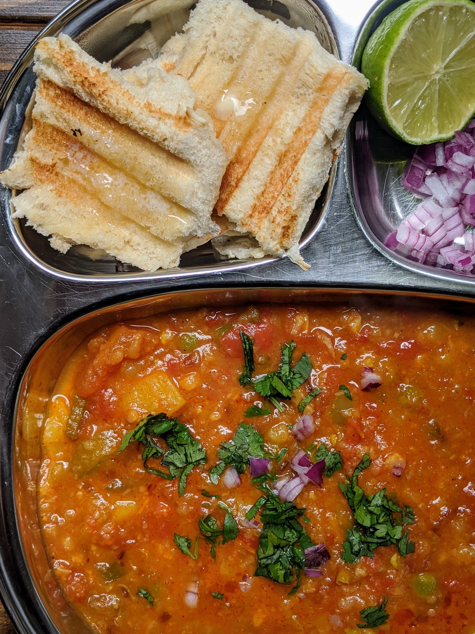 Showcasing very aromatic Pav Bhaji dish made with Spicefix Pav Bhaji Masala Blend, served along side perfectly buttered bread 