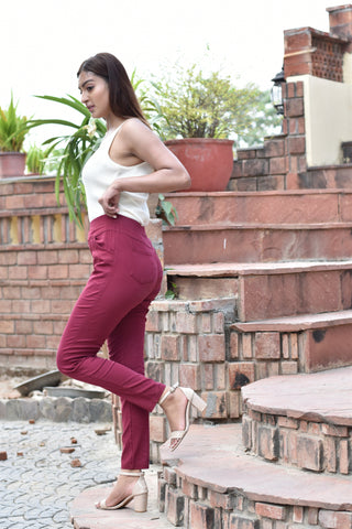 maroon color jegging with sleeveless white top