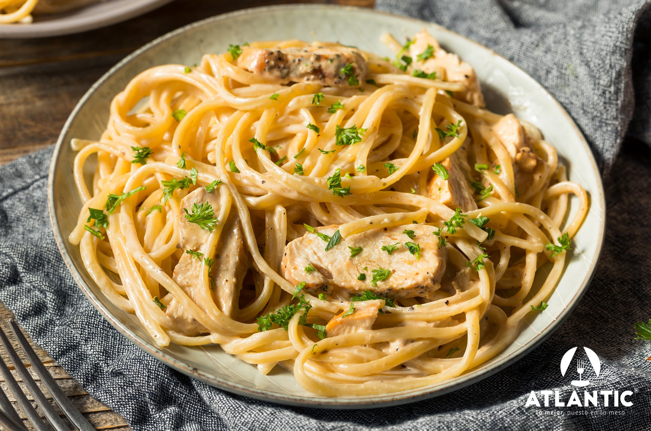 Spaguettis cremosos con Queso amarillo y Pollo