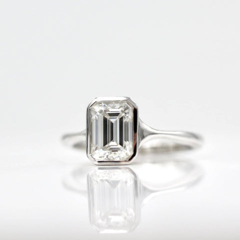 THE STEVIE RING (EMERALD) IN WHITE GOLD AND MOISSANITE