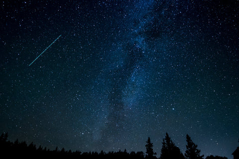 meteor shooting through the night sky