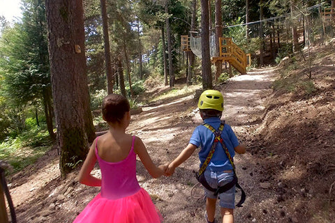 Crianças a correr na floresta