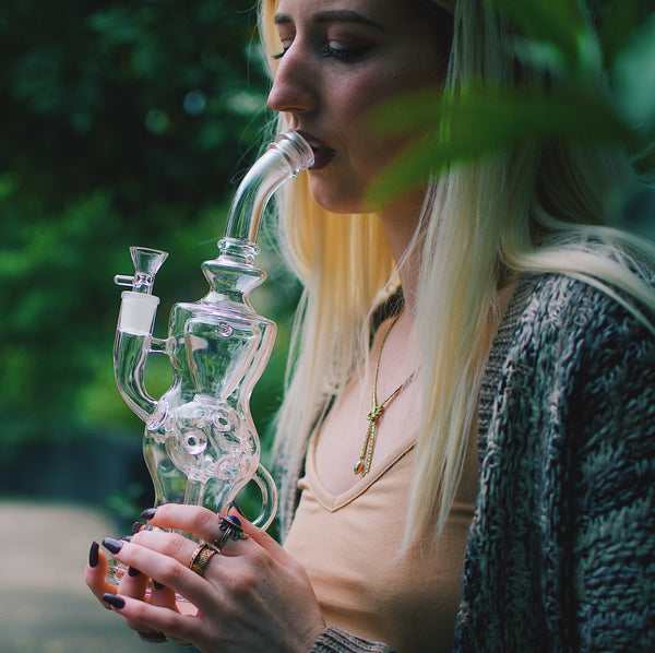 Smoking Weed from a Bong - Pros and Cons of Bong Smoking