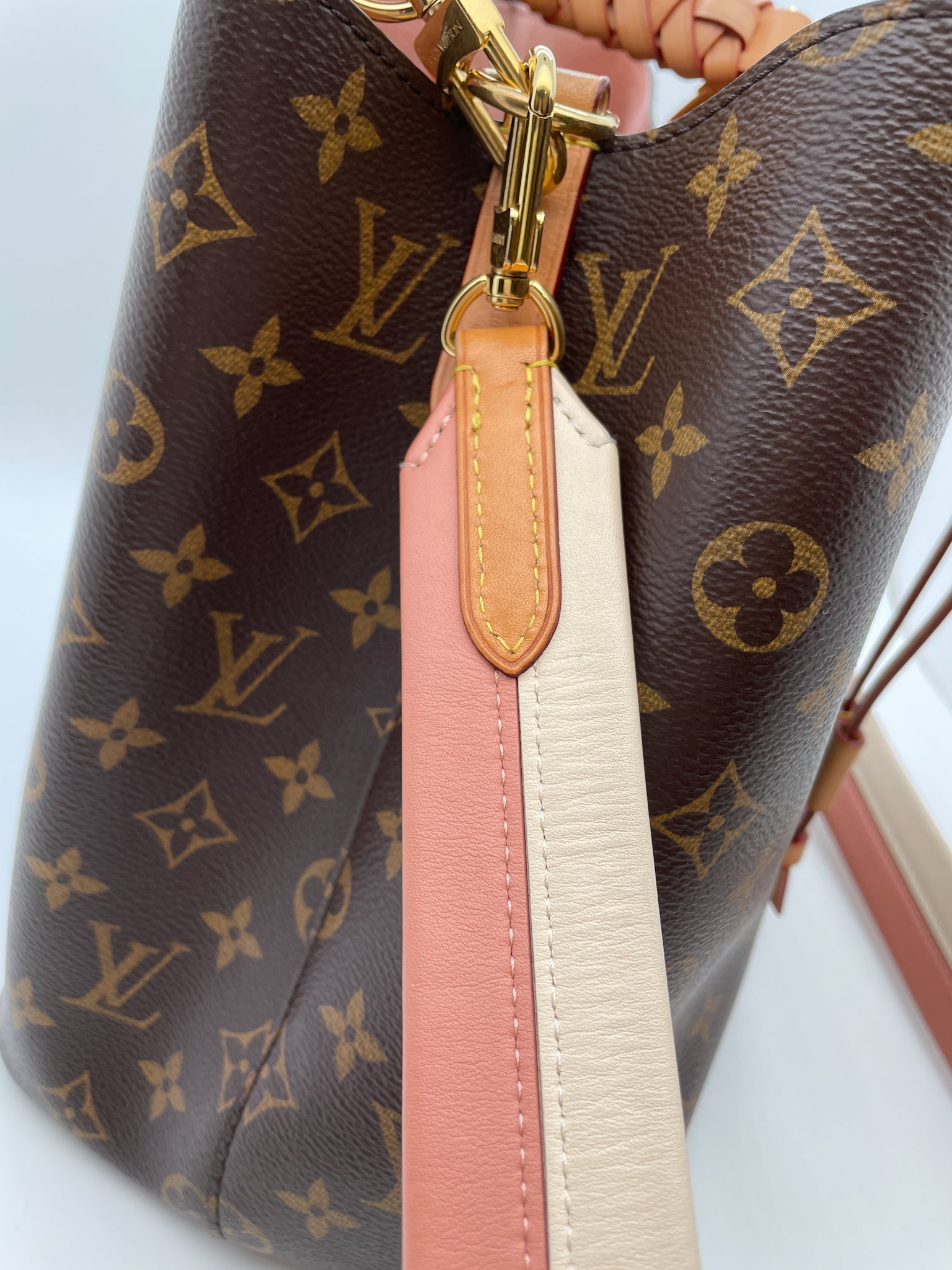 Luxury Monogram Canvas and Leather Handbag Neonoe  LOUIS VUITTON 