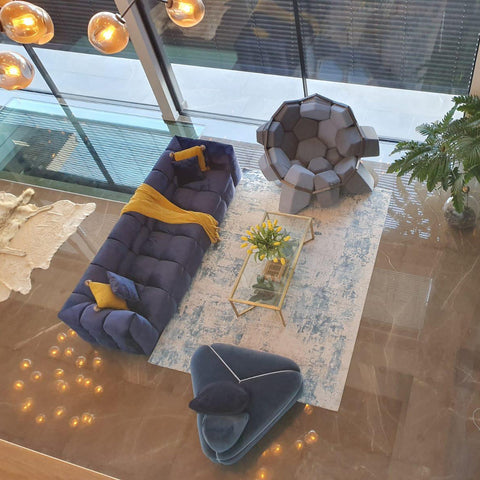 Nachhaltige Eleganz: Handgefertigter Quartz-Stuhl mit Holzgestell, der Ihrem Wohnraum einen Hauch von Natur verleiht.
