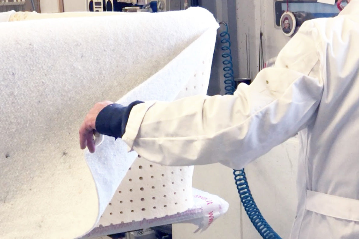 Herstellung eines plastikfreien Sofas: Auftragen einer zusätzlichen Baumwollschicht
