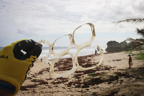 Attivisti puliscono le spiagge dai detriti di plastica.