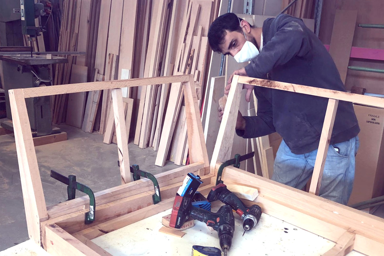 Bau eines Holzrahmens für unser umweltfreundliches Sofa Casquet bei D3CO