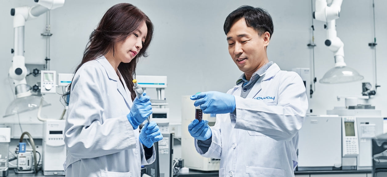 (left) Sun Mi Choi / Senior Research Engineer/ WaterCare Filter Development (right) Jung Hwan Lee / Principal Research Engineer / WaterCare Development