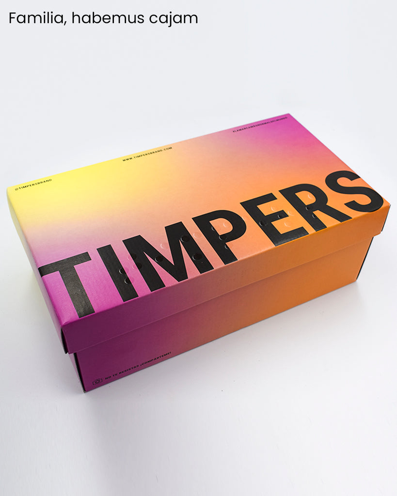 Caja de Timpers con los colores degradados, y la palabra TIMPERS escrita en braille en la parte superior de la caja. 