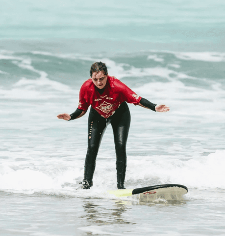 Carmen manteniendo el equilibrio sobre su tabla en el mundial de surf adaptado.