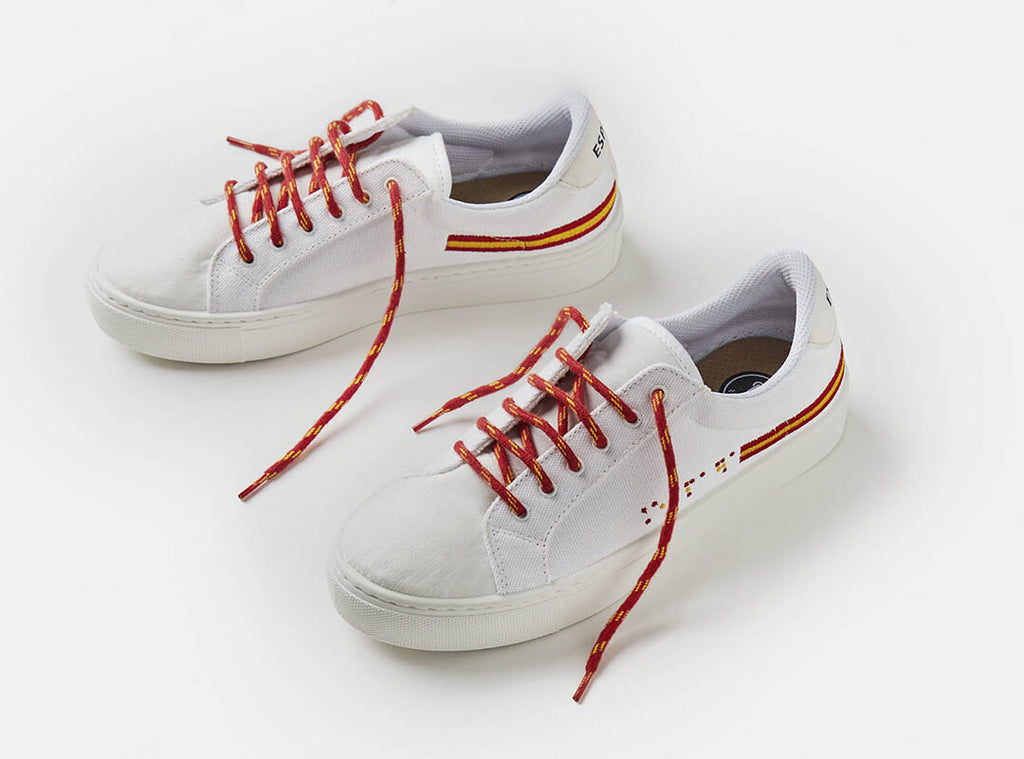 Zapatillas de Timpers para el equipo paralímpico español , en color blancas con la bandera de españa en un lateral. 