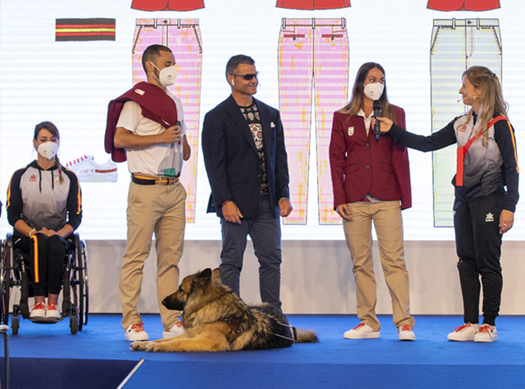 Foto de la presentación oficial de la ropa del equipo paralímpico español. En ella sale luciendo el traje de desfile que llevaran en Tokyo, con las timpers. 