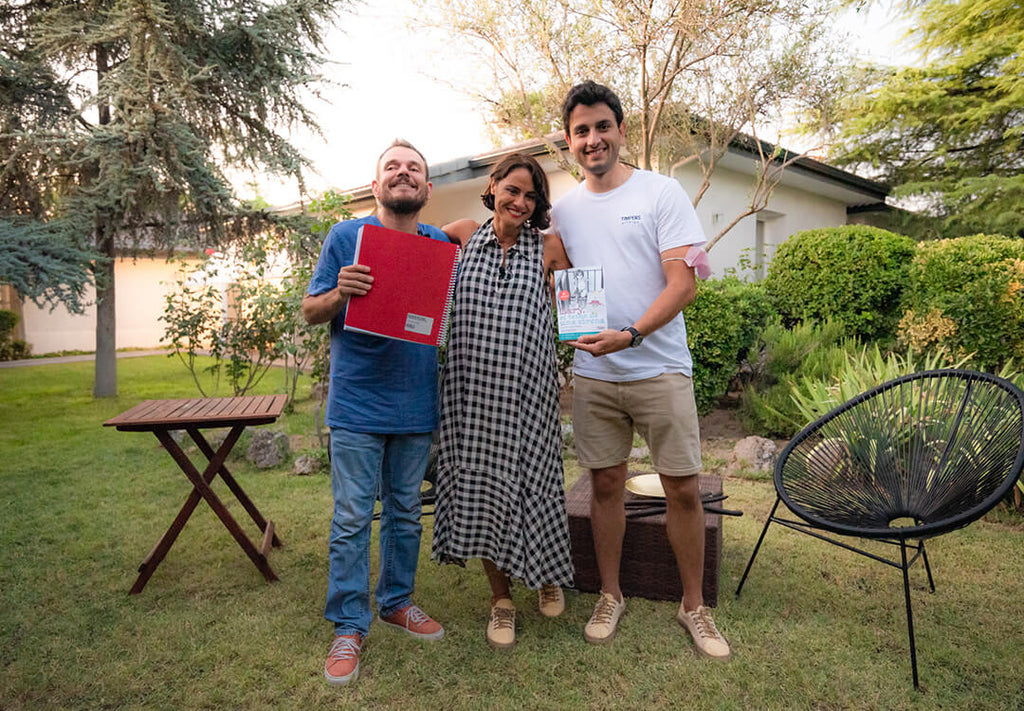 Foto de Diego y Aitor junto a Lary en la entrega mutua del libro Tesón de una sirena. 