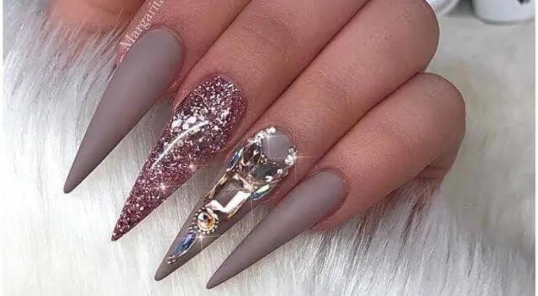 Ongles Gris avec Paillettes et Pierres Précieuses