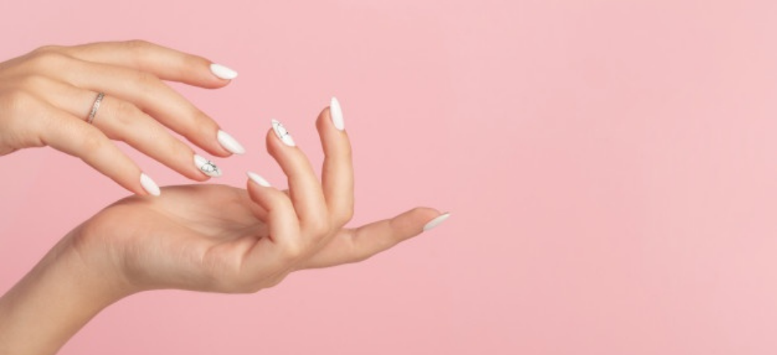 Comment enlever la colle des faux ongles