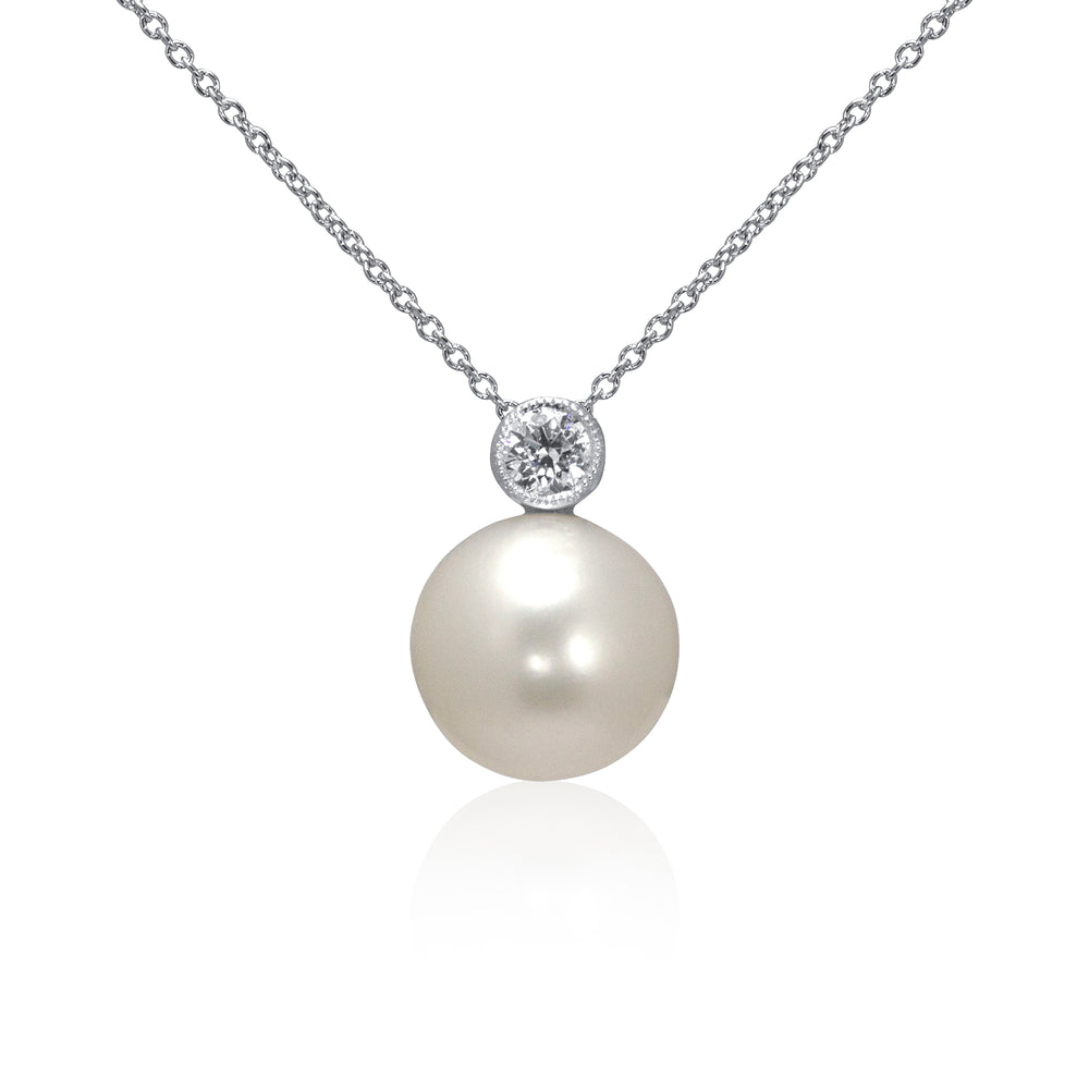 18ct White Gold Pearl And Diamond Necklace.