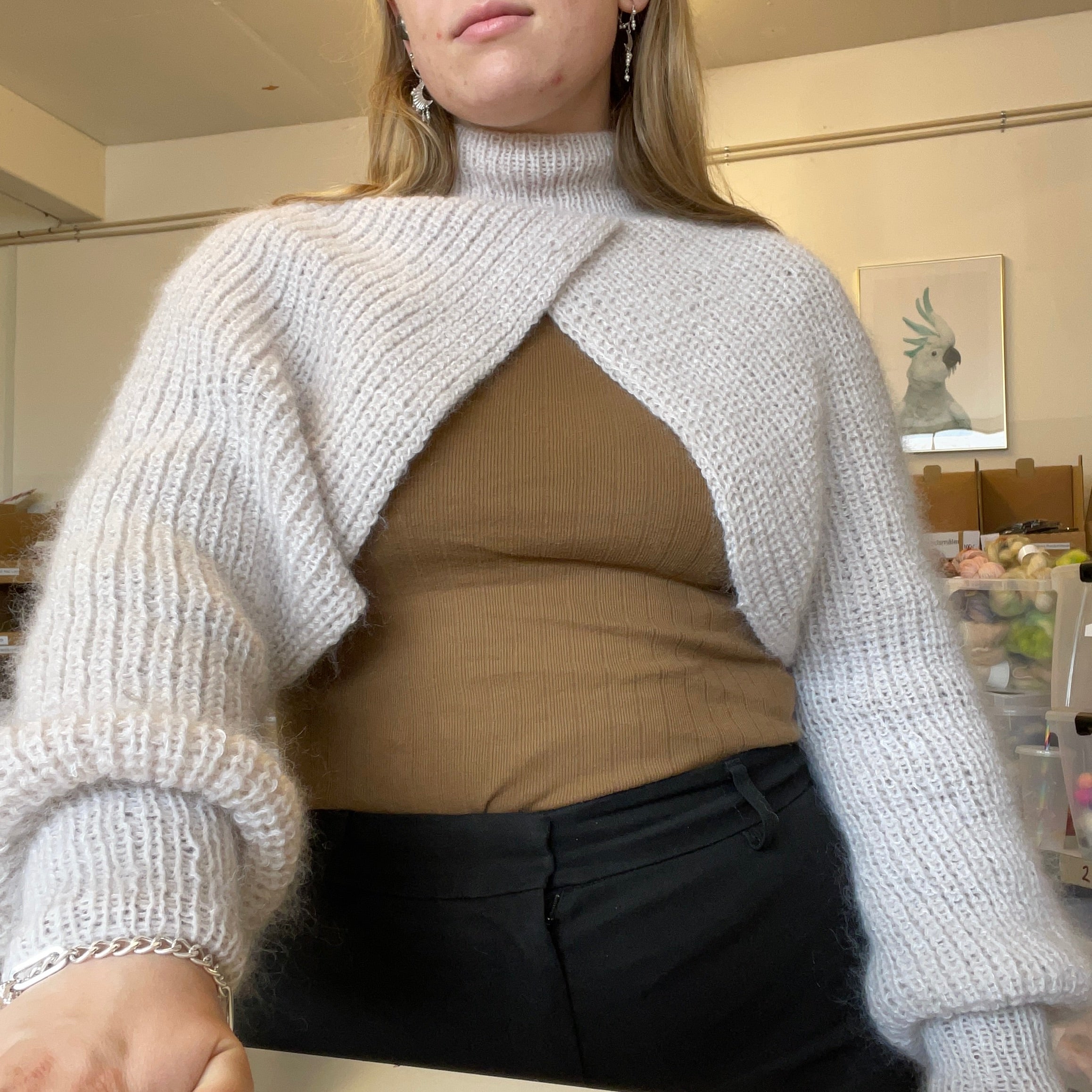 Se Narae Cropped Sweater Kit - Hvid Tåge - 300 g hos Yarnjunkies