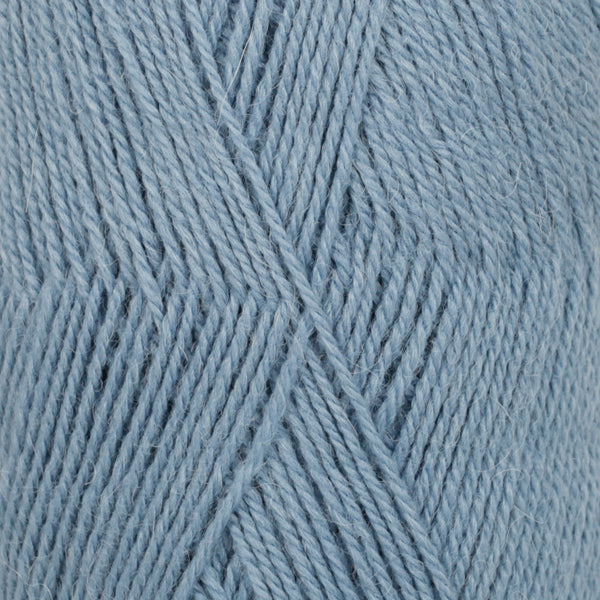 Se Drops Flora - 13 Denim - 50 g hos Yarnjunkies