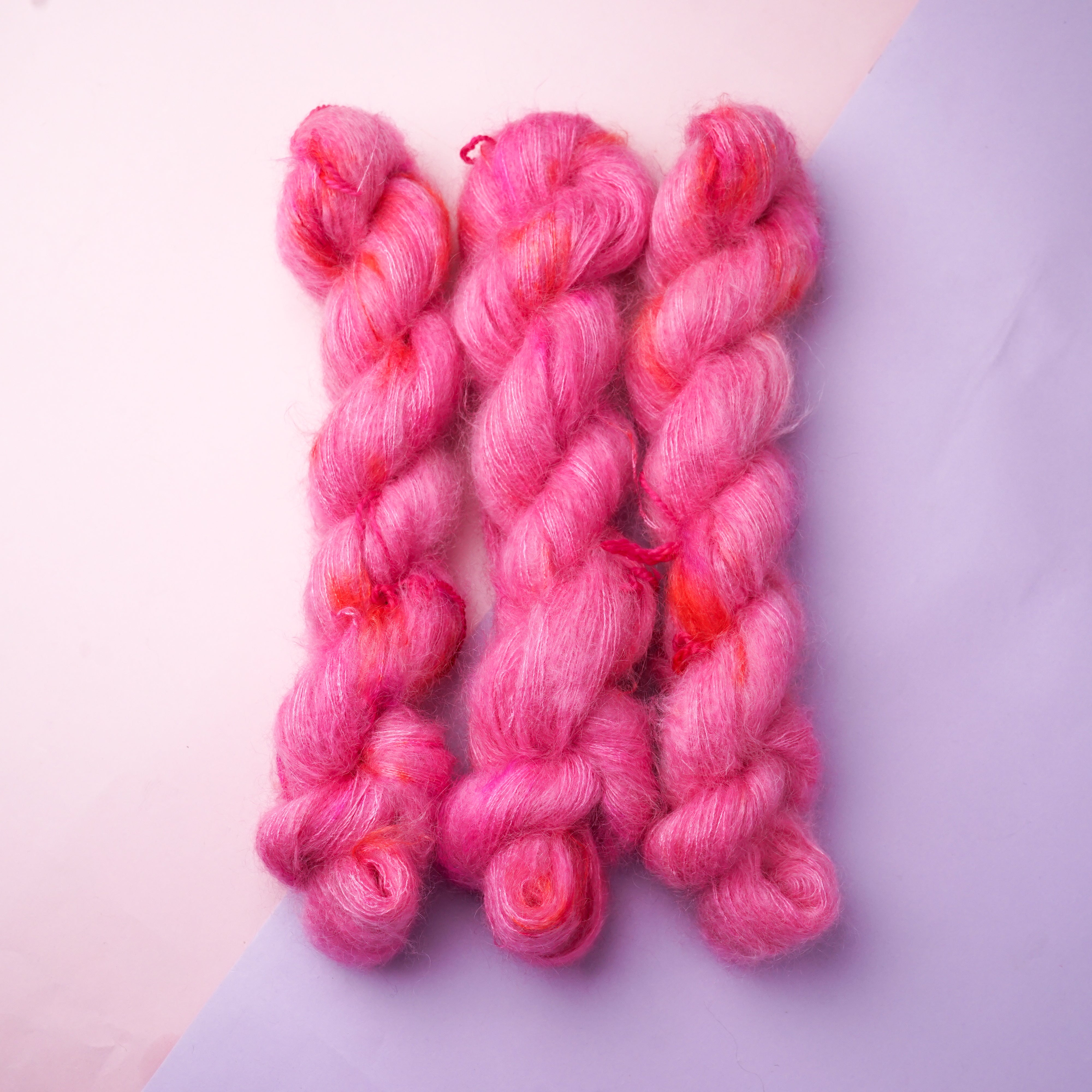 Se Kirsebærblomst Kid-Silk Mohair - 50 g hos Yarnjunkies