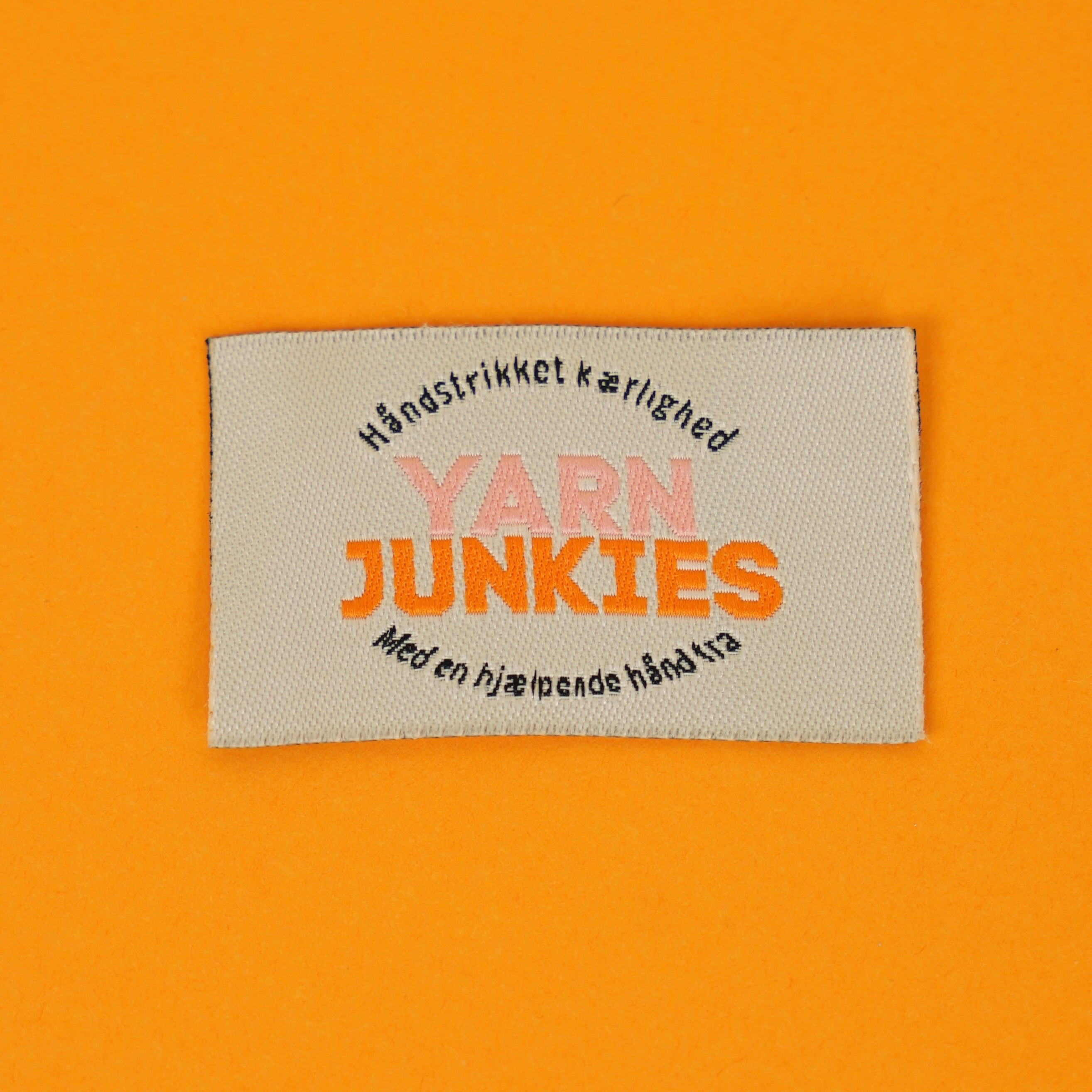 Se YarnJunkies Label - Håndstrikket kærlighed - Med en hjælpende hånd fra YarnJunkies - 1 g hos Yarnjunkies