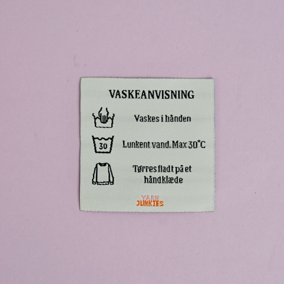 Se YarnJunkies Label - Vaskeanvisning - 1 g hos Yarnjunkies