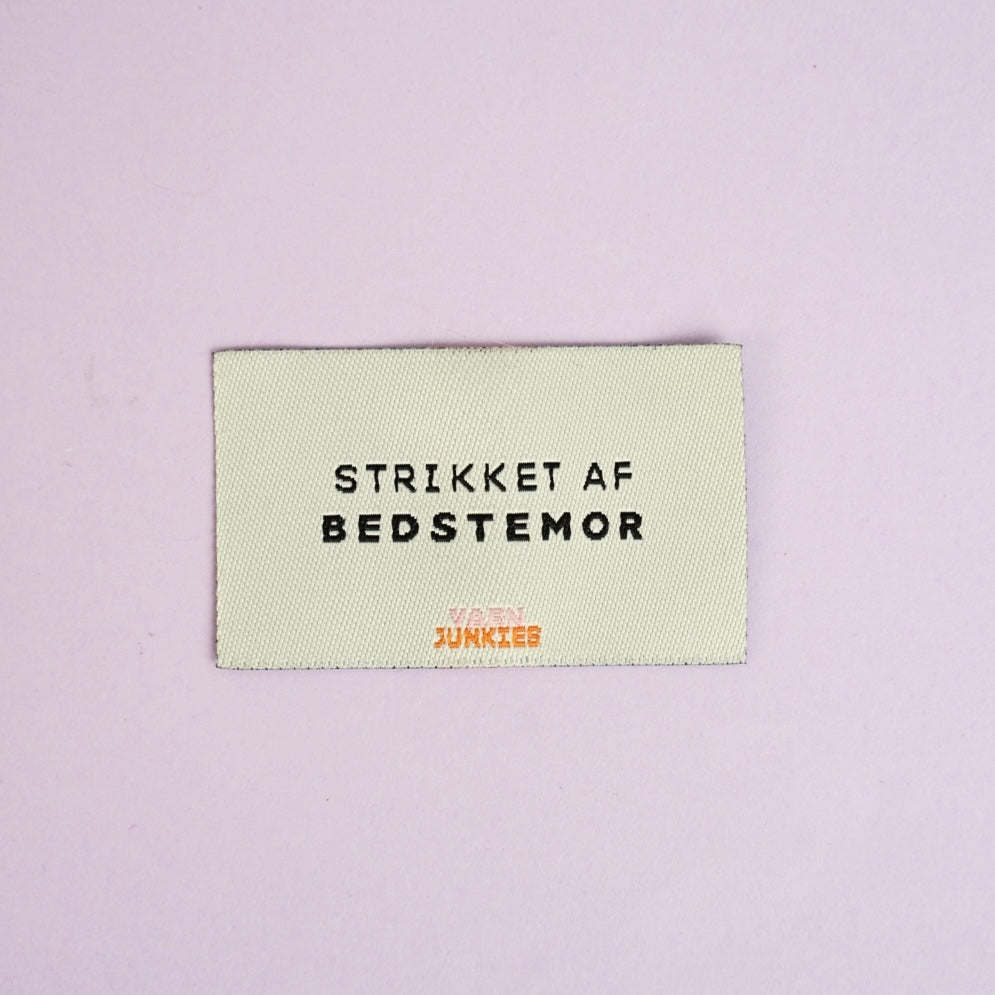 Se YarnJunkies Label - Strikket af Bedstemor - 1 g hos Yarnjunkies