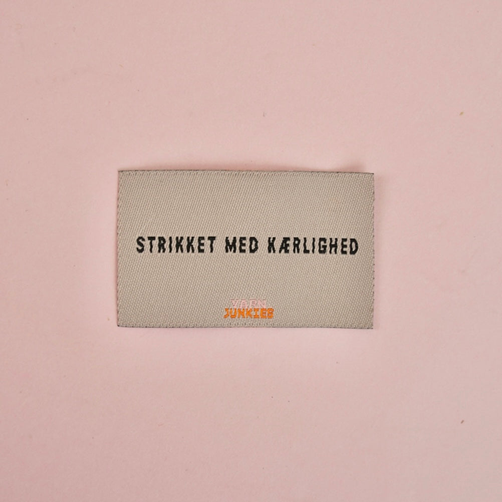 Se YarnJunkies Label - Strikket med kærlighed - 1 g hos Yarnjunkies