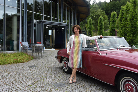 Barbara Benz vor Oldtimer