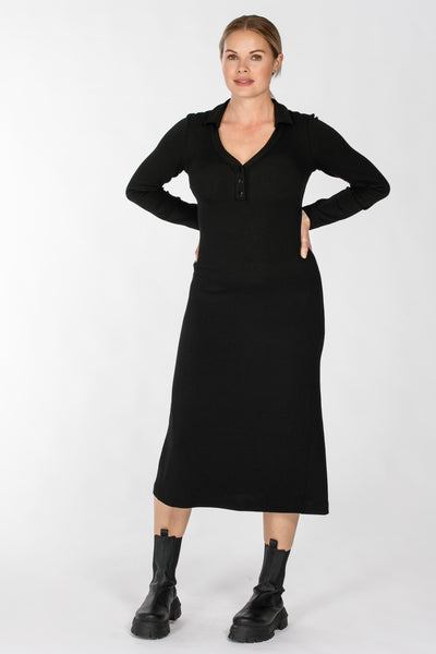 Vadlång svart klänning med krage stickad Pure female