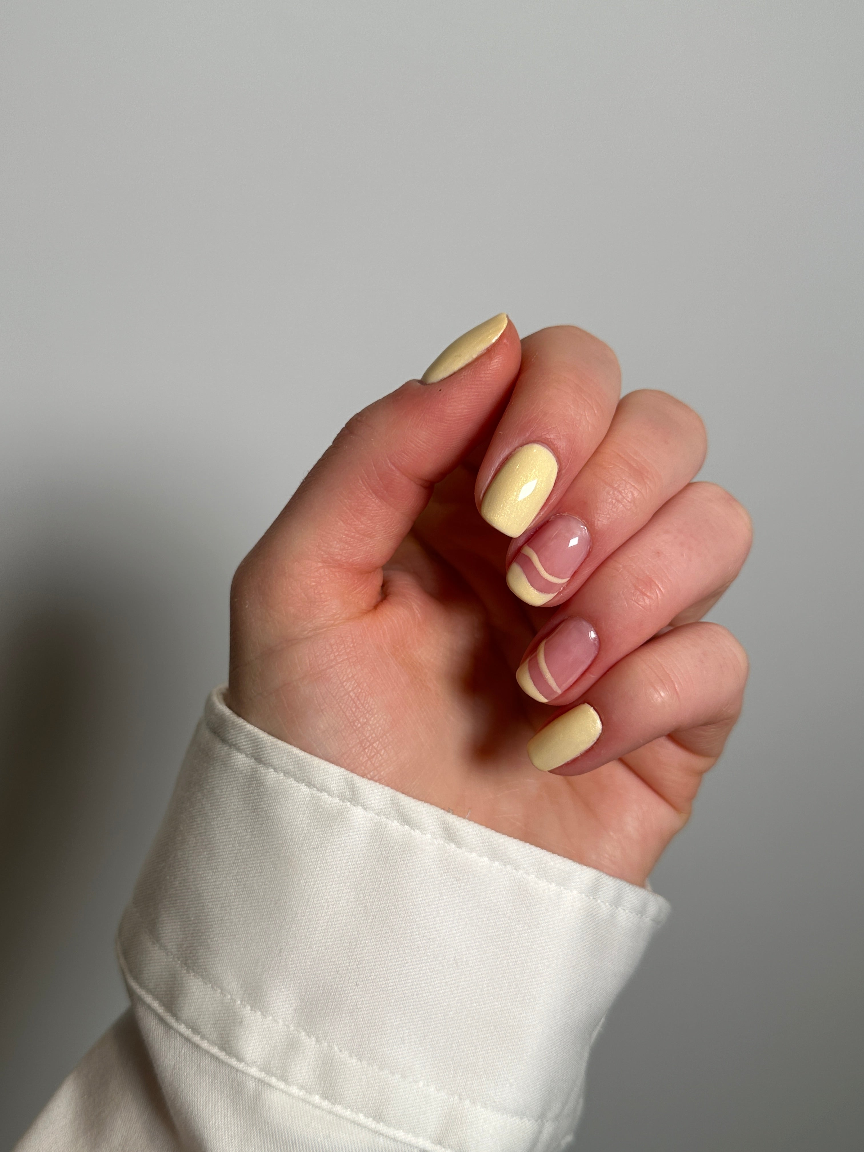 Pastel geel pasen nagels met speelse french tip