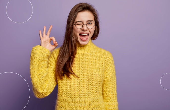 Foto una mujer joven que posa feliz con sus gafas nuevas.