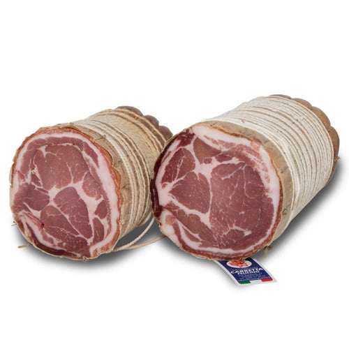 porcellana piatto pieno di cervo carne di cervo gulasch stufato servito con  gnocco e fresco insalata come un aperitivo. cibo è circondato di a caccia  accessori come come a caccia fucile, proiettili e rustico coltello 27600448  Stock Photo su Vecteezy