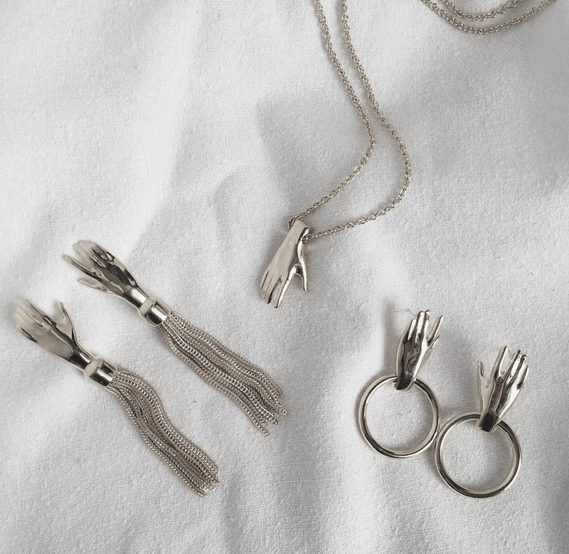 Hand Necklace in Silver – Lady Grey