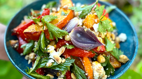 Bagt græskarsalat med ristede hasselnødder og feta.