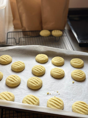 Preparing cookies for baking