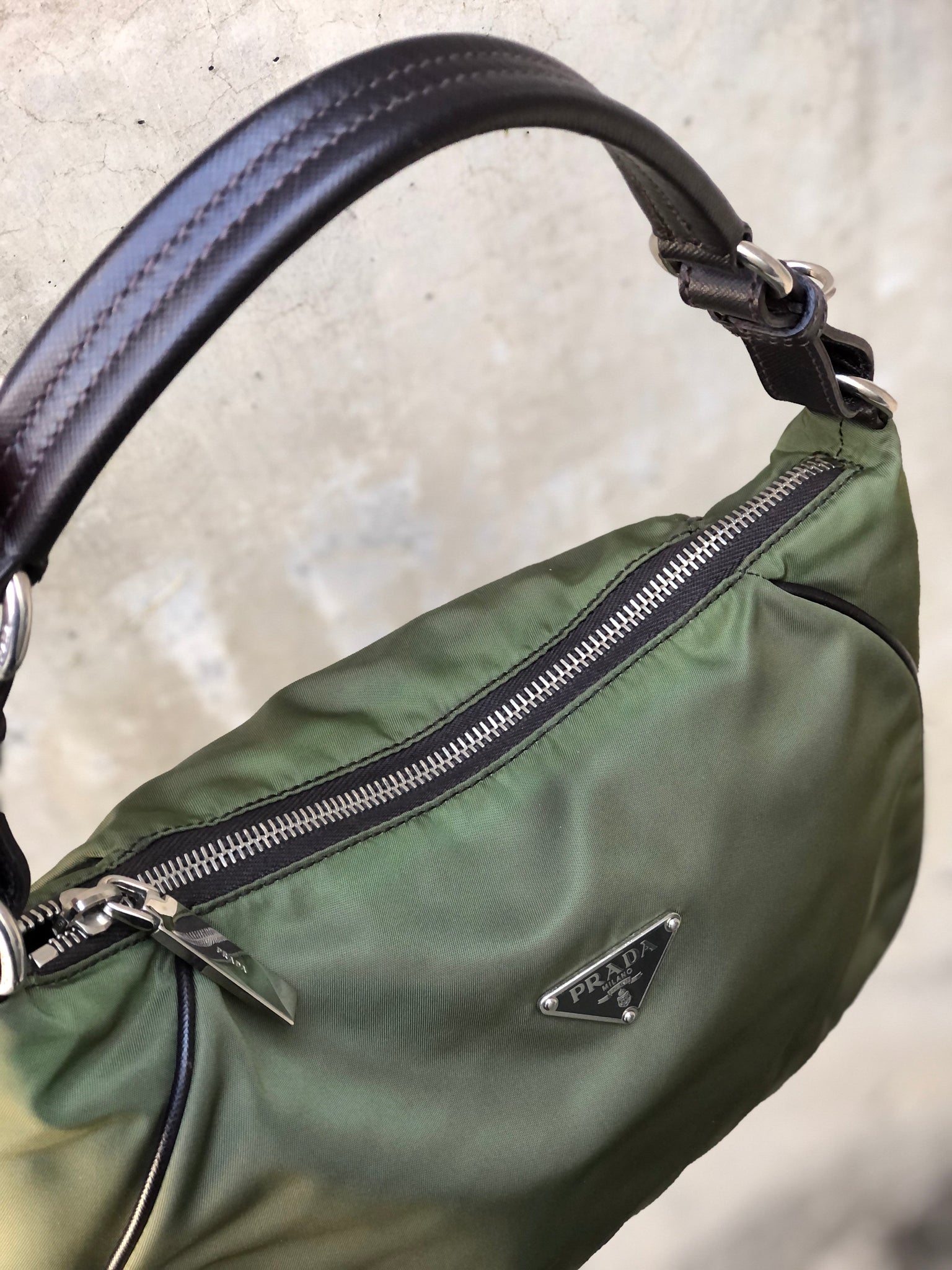 PRADA Triangle logo Nylon Shoulder bag Hobobag Olive green Vintage 2ps –  VintageShop solo