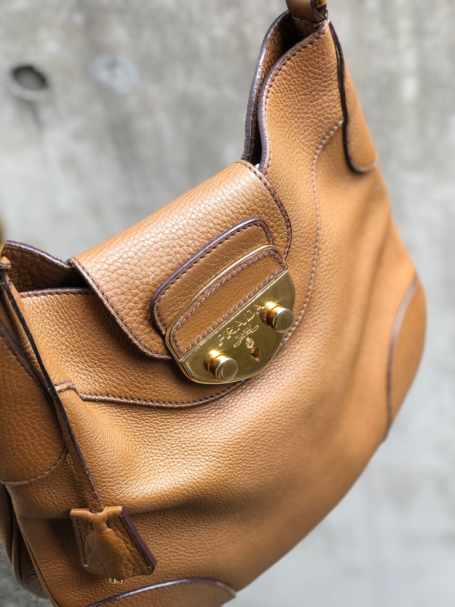 PRADA front lock logo leather hobo shoulder bag brown vintage b3ar2c –  VintageShop solo