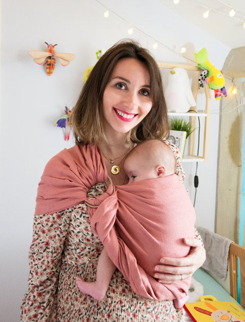 Pourquoi choisir un ring-sling en plus de votre porte-bébé