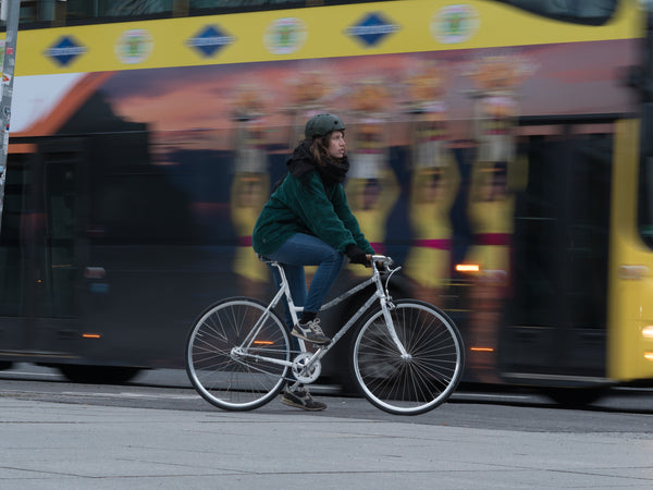Radfahrerin vor BVG Bus