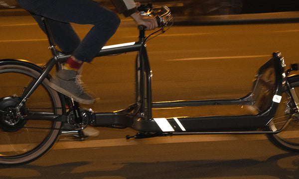 Bullitt Lastenrad Radfahrer im Dunkeln, reflektierende Sticker an der Seite