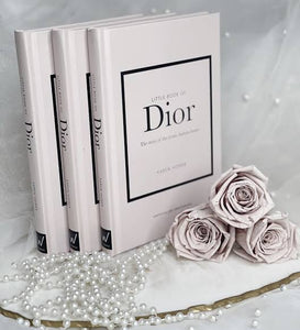 The Little Book of Dior (Little Books of Fashion, 5): Homer, Karen:  9781787394261: : Books