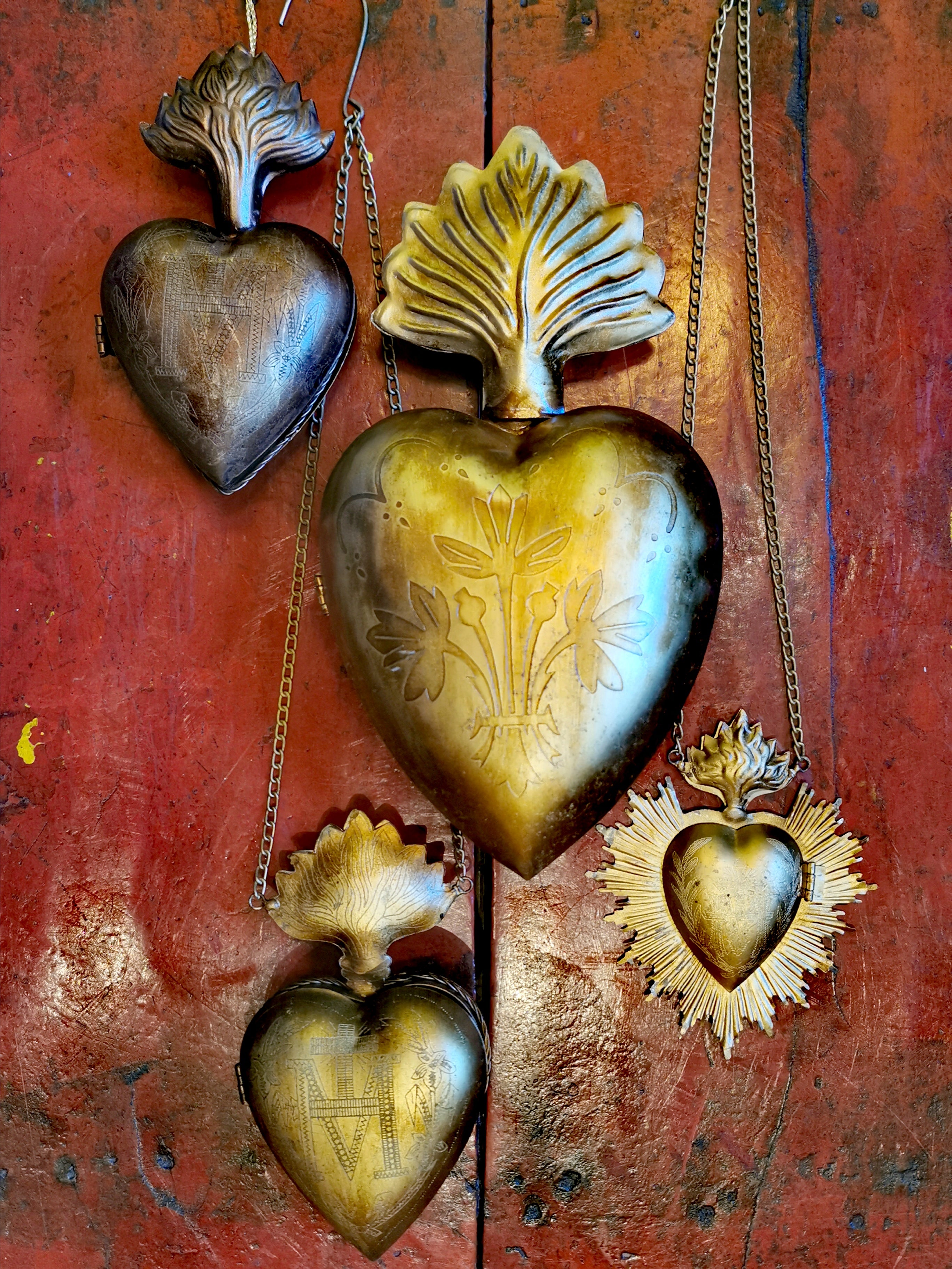 Beautiful vintage style sacred heart cachet, or boxes to hold precious treasures, memories, or whatever you hold sacred!

Made of brass/bronze coloured metal, and all have a  loop or hook to hang on the wall, and a hinge opening.

Various sizes. 