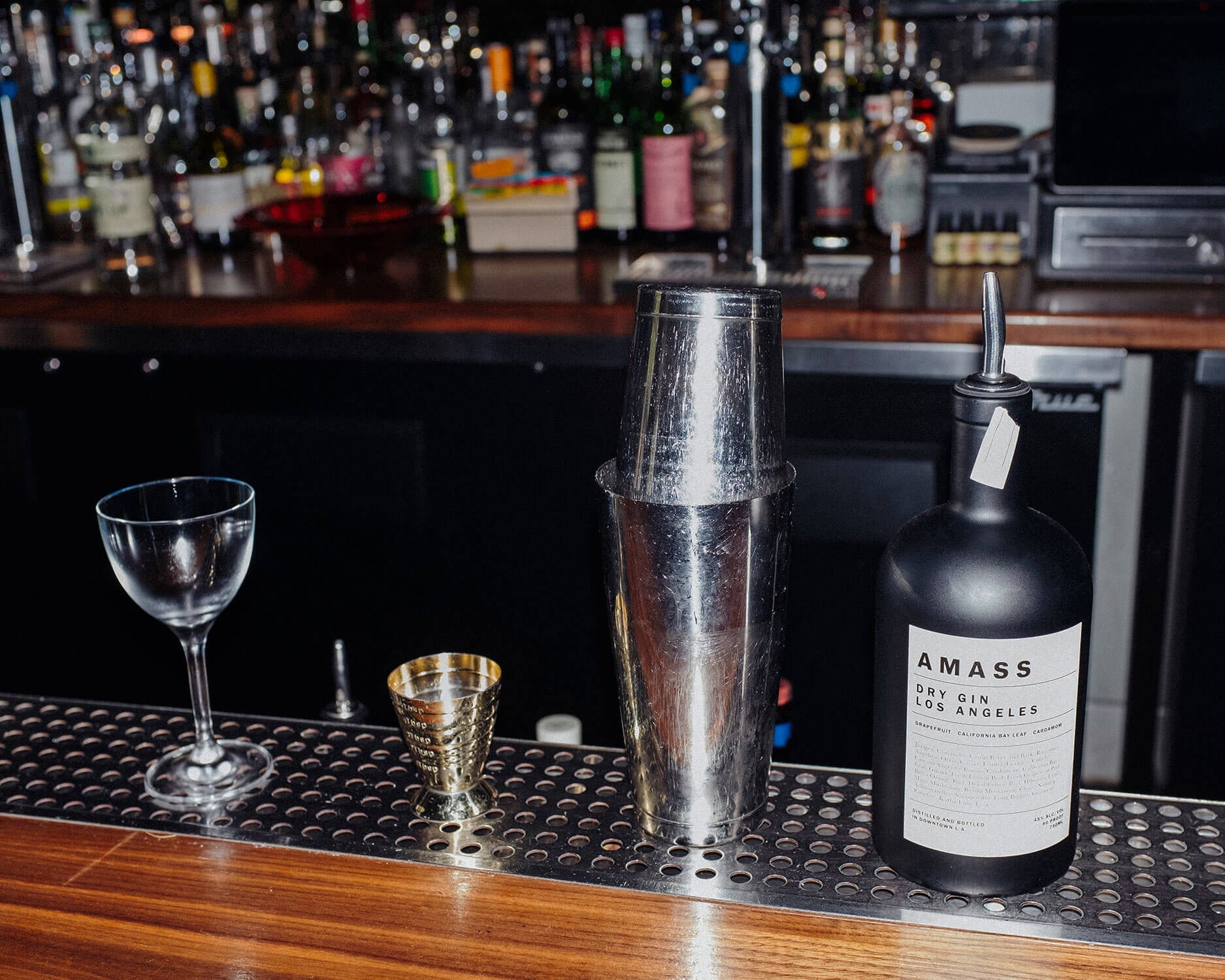 1 x 2 Jigger offers a sleek tool that every bar, club and alcohol serving  establishment should own