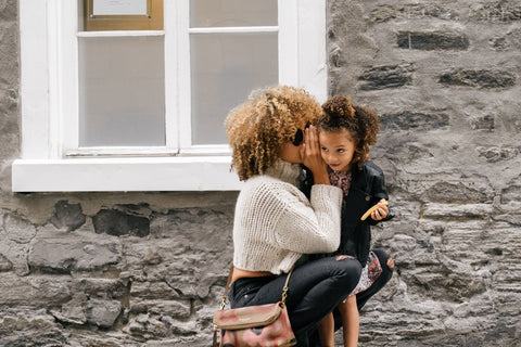 mère-et-fille-un-moment-de-complicité-capturé